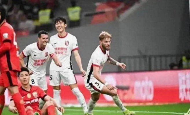 惊天倒钩再现！中超-费利佩绝杀 成都1-0辽宁10轮不败领跑