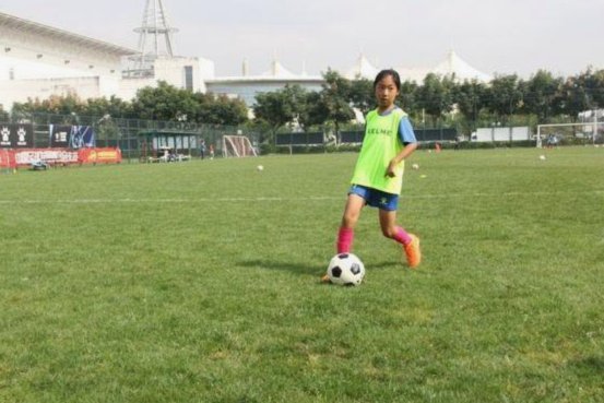 10周岁女儿踢球一年半（无校外训练，校队替补），她的战术思维让我惊讶，想请教这算什么水平？