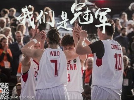足球小将拉亚意外攀爬门框补网，险些被冠军奖牌误挂