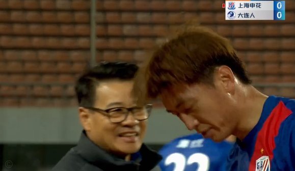 金永浩铲杨希小腿，裁判未出牌引争议
