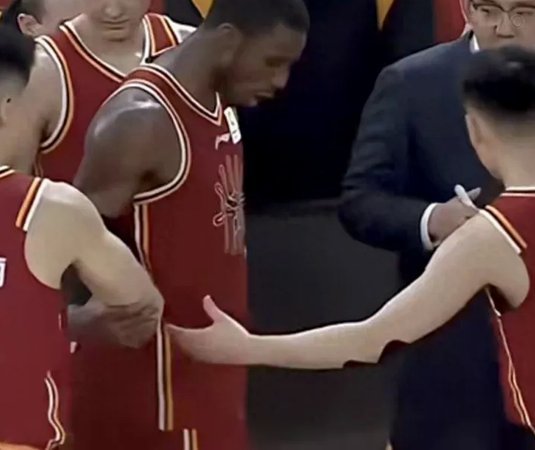 张玉宁在接受采访时听见大连球迷当众辱骂直接离场