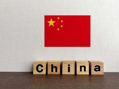 张玉宁边线球甩头攻门，可惜被门将神勇化解